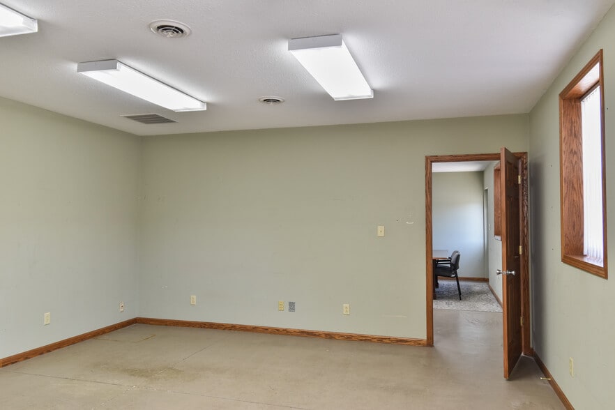 More Photos Of 1311 N Division St, Pontiac Warehouse For Sale