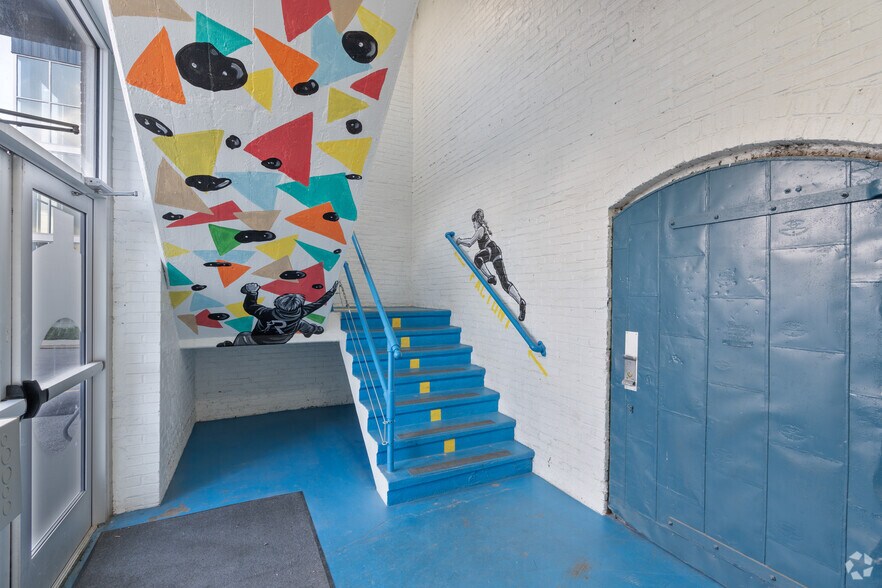 More Photos Of 401 E 4th St, Bridgeport Warehouse For Lease