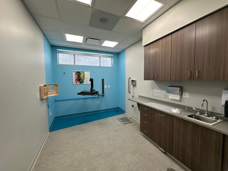 More Photos Of 520 Cunningham, Urbana Medical For Lease
