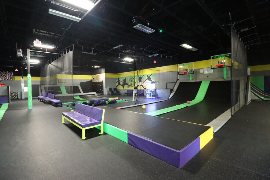 More Photos Of 4211 W 11th Ave, Eugene Freestanding For Sale