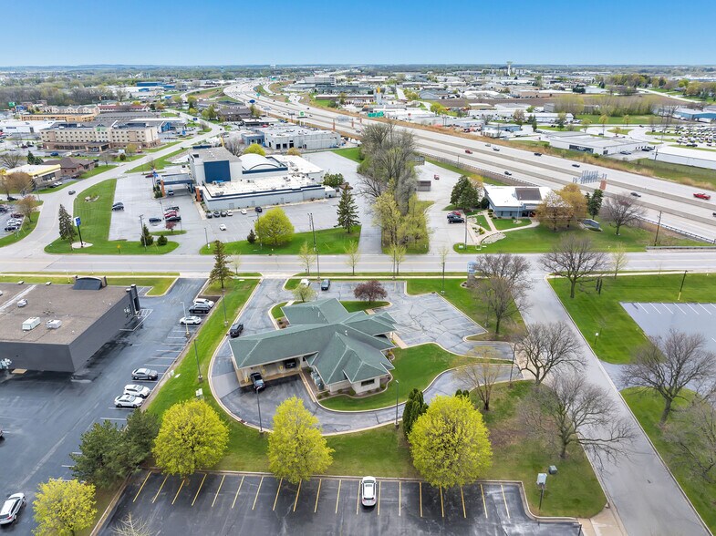 More Photos Of 960 Hansen Rd, Green Bay Office For Lease