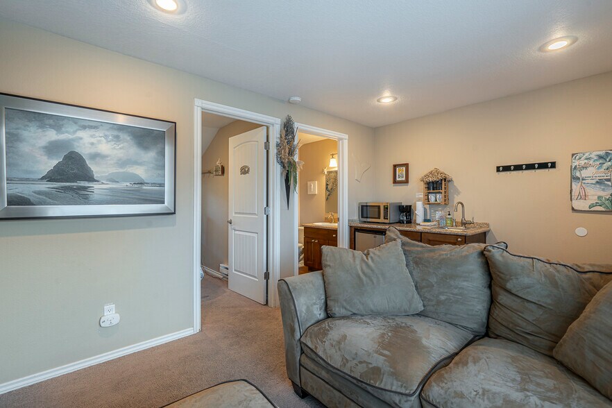 More Photos Of 25 NE Clarke St, Depoe Bay Specialty For Sale