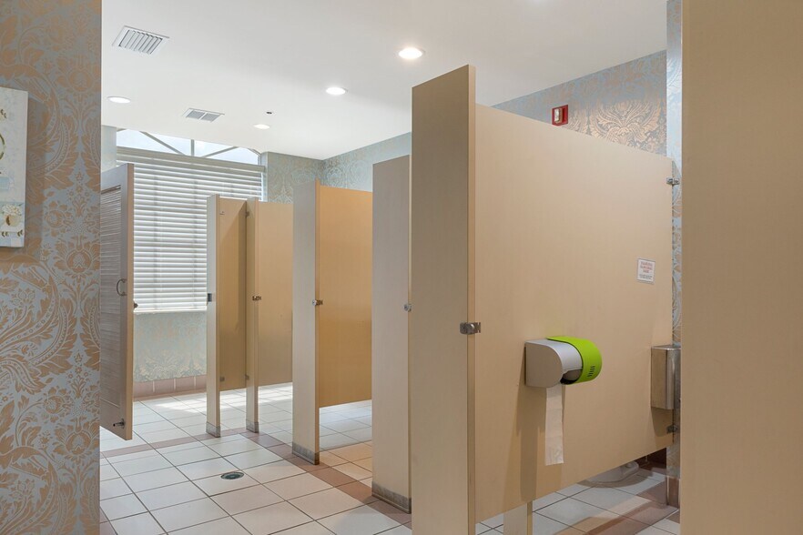 More Photos Of 4550 Golf Club Ln, Spring Hill Golf Course Driving Range For Sale