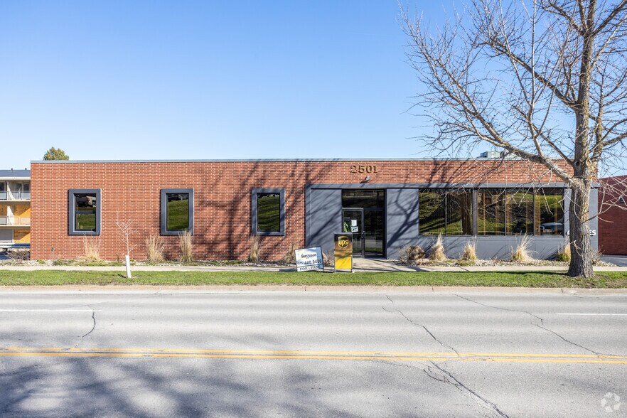 More Photos Of 2501 Grand Ave, Des Moines Office For Lease