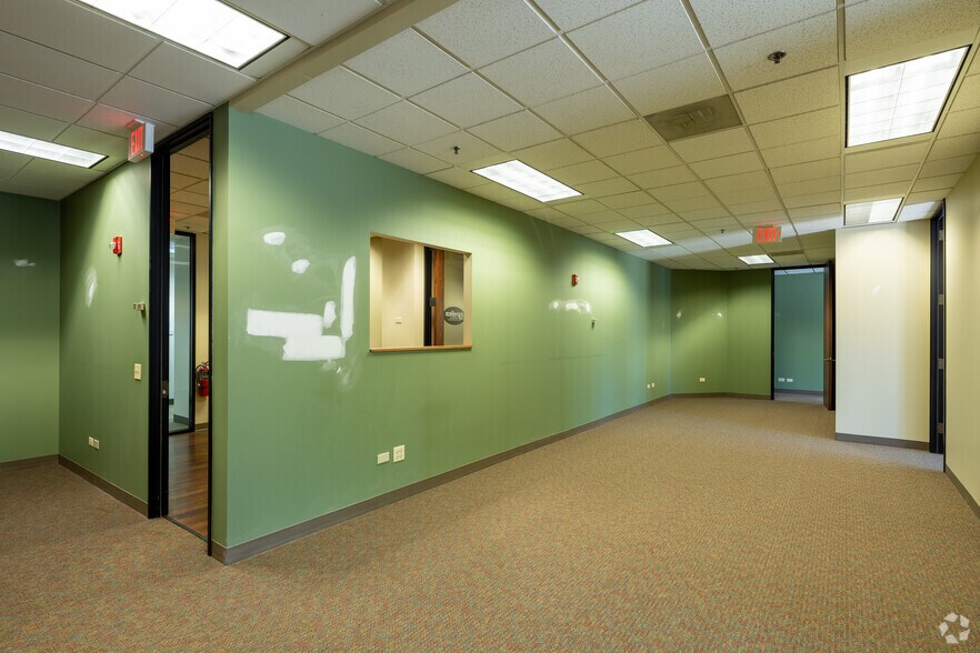 More Photos Of 450-500 E Diehl Rd, Naperville Unknown For Lease