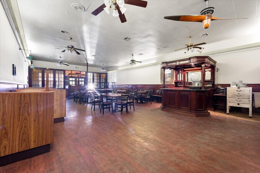 More Photos Of 107 S Beaton St, Corsicana Storefront For Sale