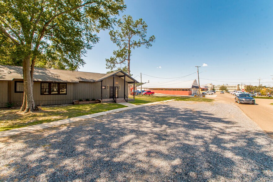More Photos Of 302 Louisiana Ave, Bogalusa Office For Lease