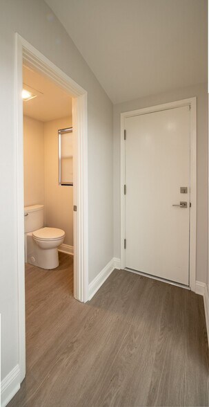 More Photos Of 10724 Riverside Dr, North Hollywood Medical For Lease