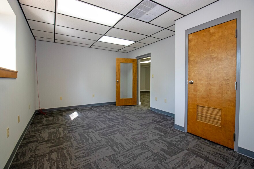 More Photos Of 390 E Wood St, Shreve Light Manufacturing For Lease