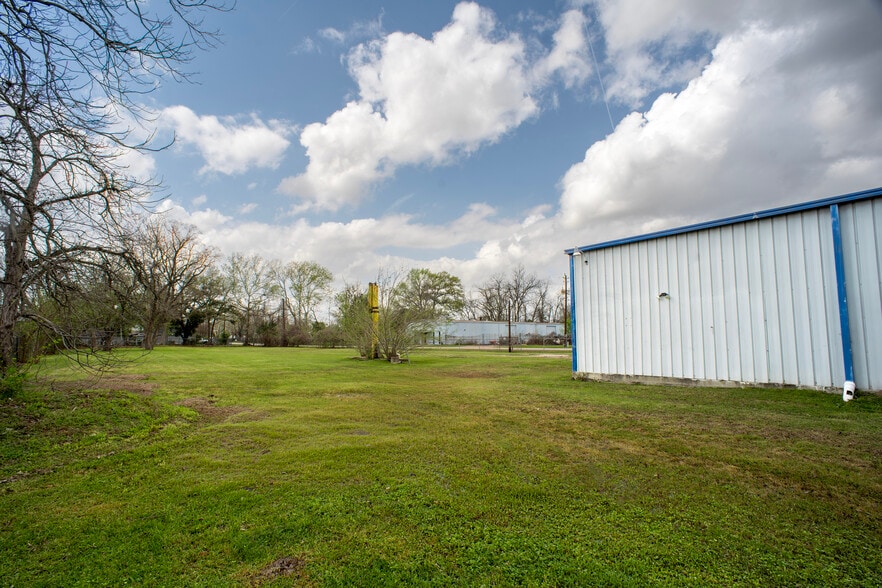 More Photos Of 910 Brenda St, Houston Warehouse For Sale