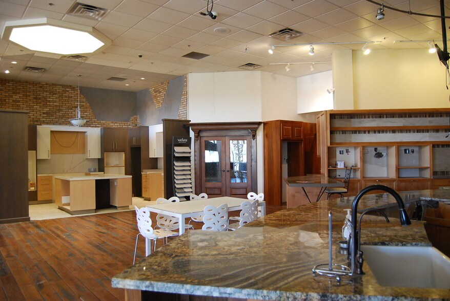 More Photos Of 15250 N Hayden Rd, Scottsdale Showroom For Sale