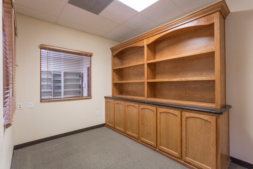 More Photos Of 1022 E Griffin Pky, Mission Medical For Sale
