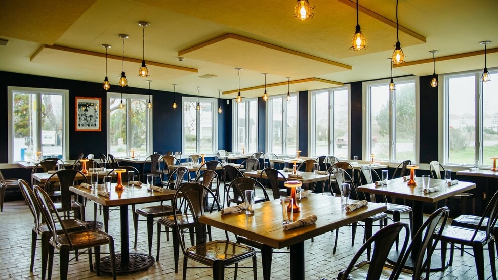 More Photos Of 17 S Edison St, Montauk Freestanding For Lease
