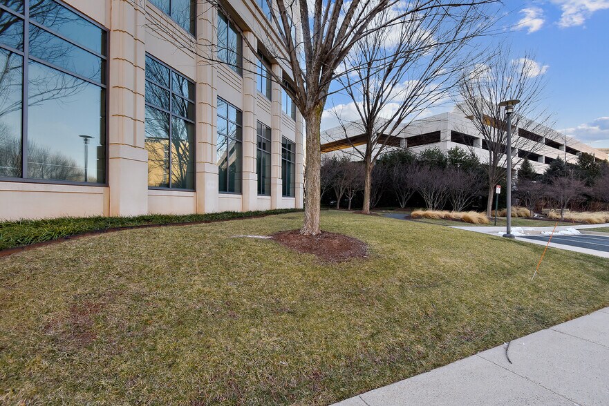 More Photos Of 2550 Wasser Ter, Herndon Office For Sale