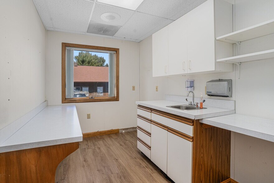 More Photos Of 24 Salt Pond Rd, Wakefield Medical For Sale