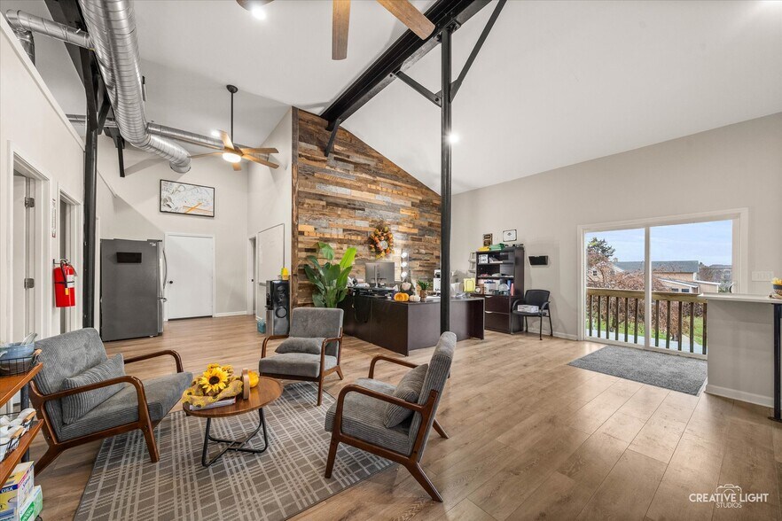 More Photos Of 3711 W Algonquin Rd, Algonquin Flex For Sale