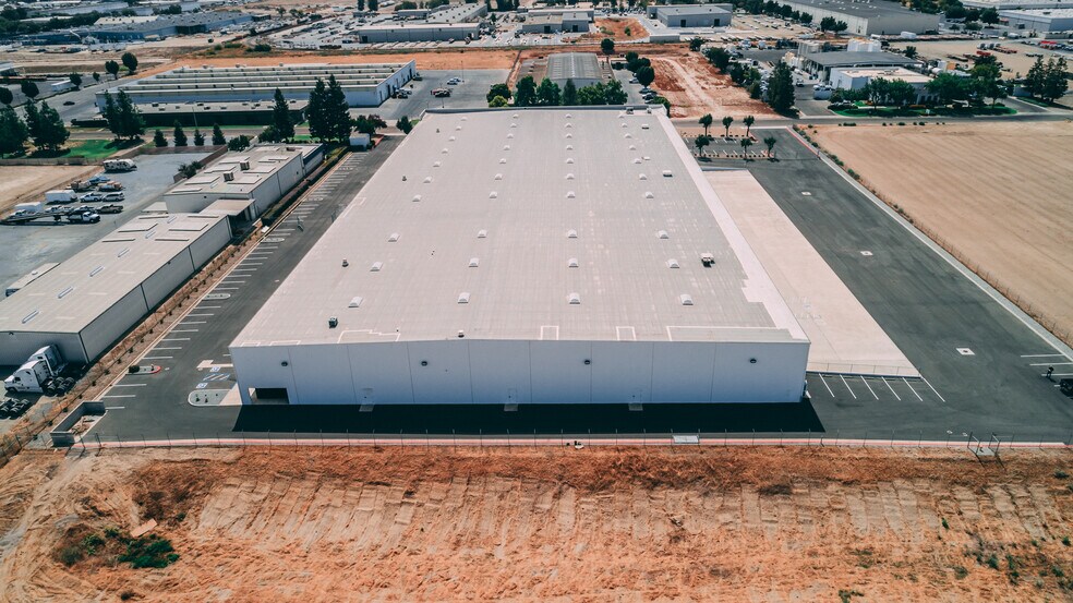 More Photos Of 7530 W Sunnyview Ave, Visalia Distribution For Lease
