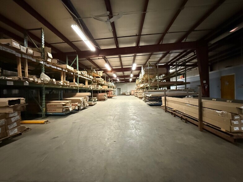 More Photos Of 402 Boyer Cir, Williston Distribution For Lease