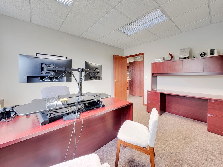 More Photos Of 808 4th St NE, Hampton Office For Sale