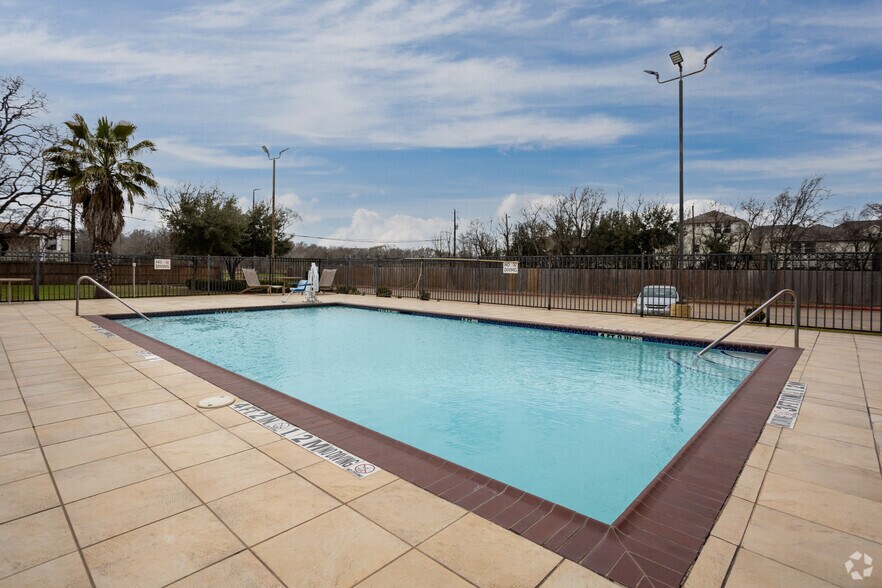 More Photos Of 8720 Gulf Freeway, Houston Hotel For Sale