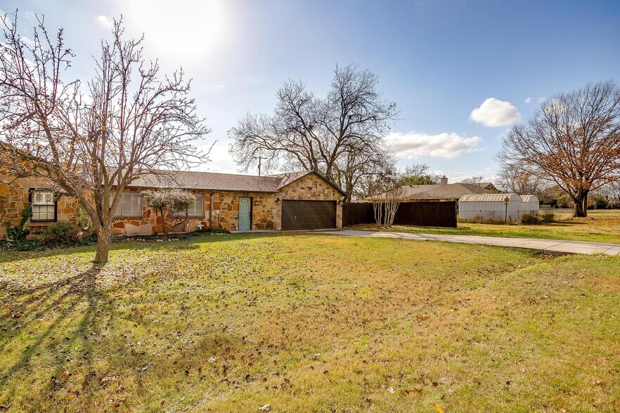More Photos Of 113 N Tarrant St, Crowley Office For Sale
