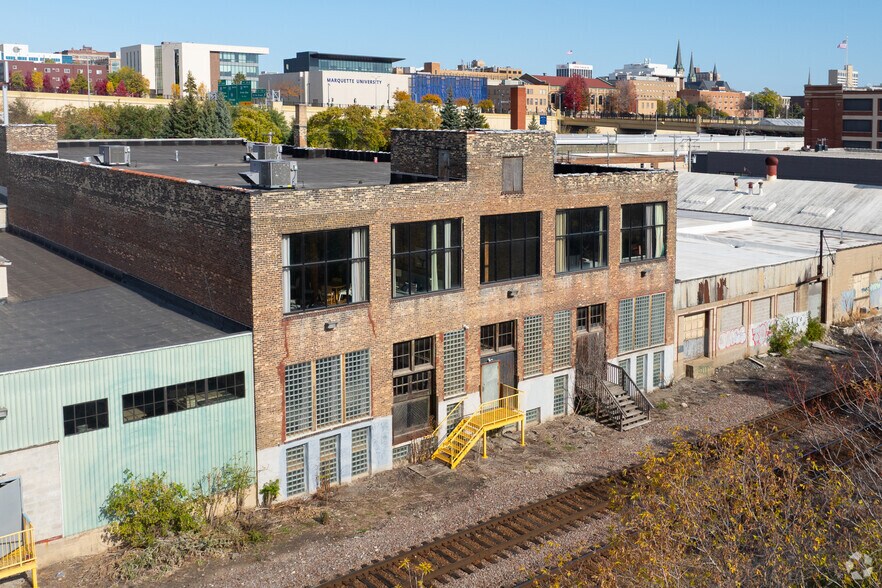 More Photos Of 1741 W Saint Paul Ave, Milwaukee Flex For Sale