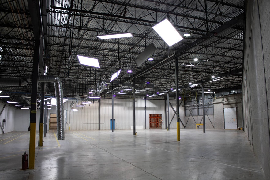 More Photos Of 3695 Aut des Laurentides (A-15) Desste E, Laval Manufacturing For Lease