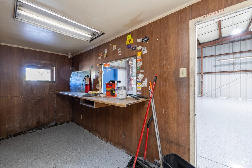 More Photos Of 5626 N Dale Mabry Hwy, Tampa Warehouse For Lease