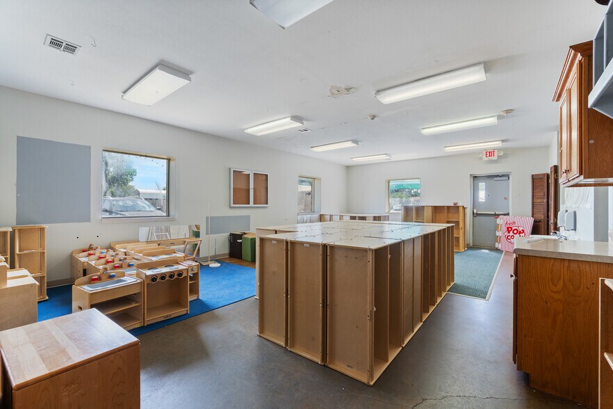 More Photos Of 185 Rebecca St, Gentry Office For Lease