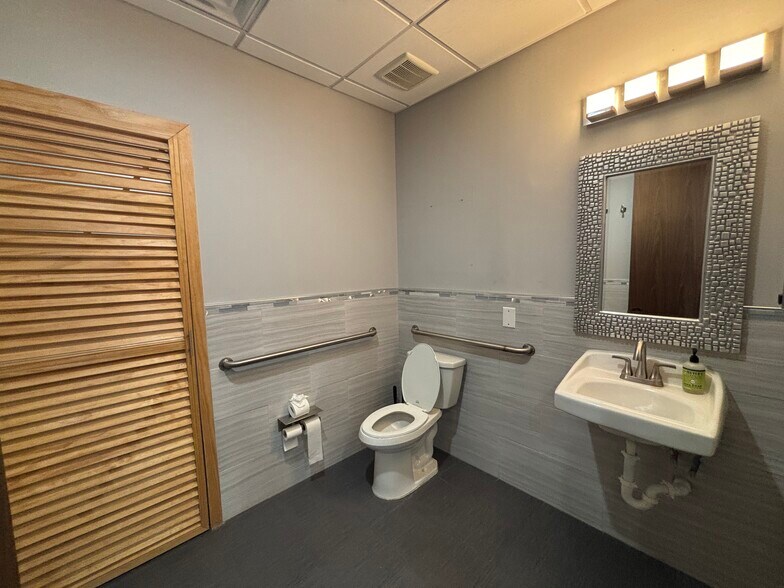 More Photos Of 1330 Rayford Park Rd, Spring Loft Creative Space For Sale