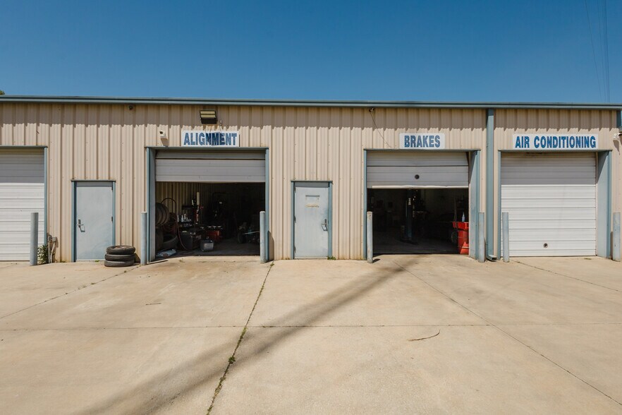 More Photos Of 2555 N Market St, Wichita Auto Repair For Sale