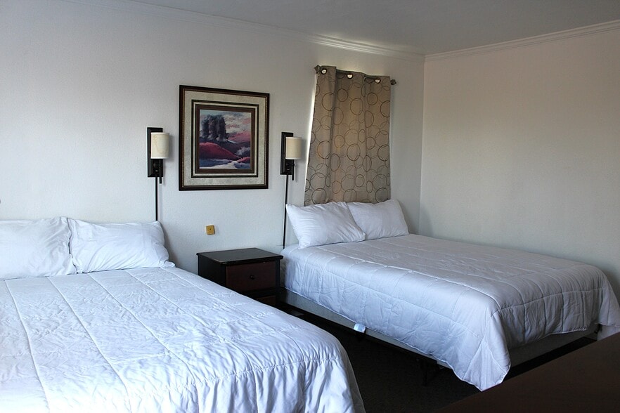 More Photos Of 102 B Dr, Circle Hotel For Sale