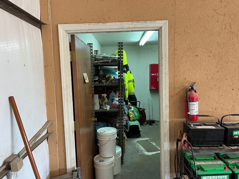 More Photos Of 1202 Cherokee St, Lindsay Auto Repair For Sale