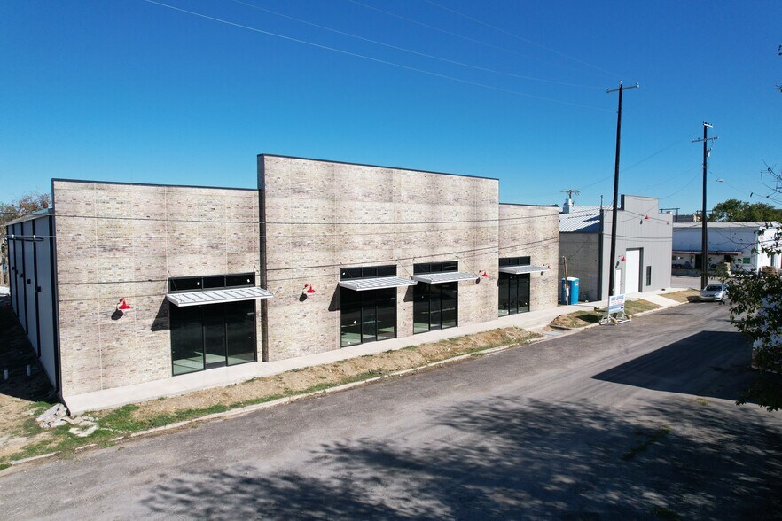 More Photos Of 202 W 1st St, Taylor Flex For Lease