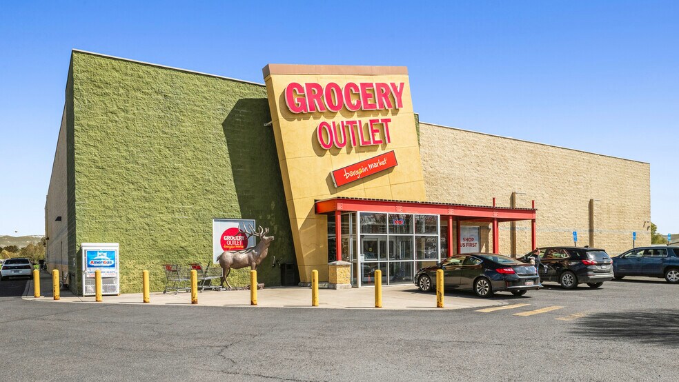 More Photos Of 11301 Island Ave, Island City Supermarket For Sale