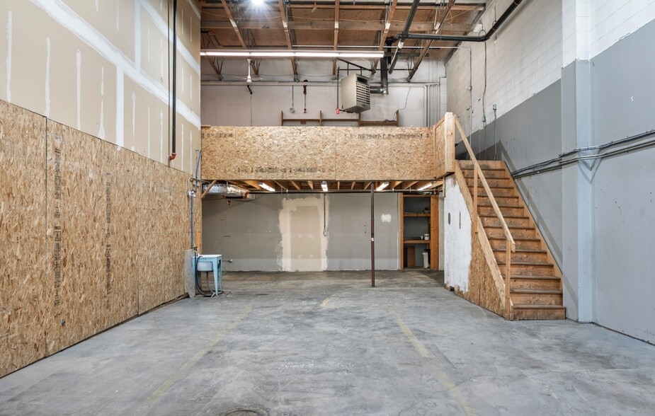 More Photos Of 717 Westlake Rd, Strathmore Flex For Lease