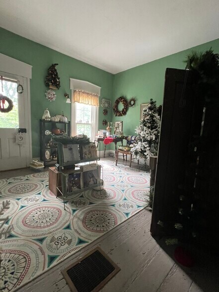More Photos Of 100 N Winans St, Battle Ground Storefront Retail Residential For Sale