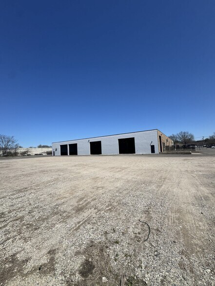 More Photos Of 2150 Fifth Ave, Ronkonkoma Warehouse For Lease