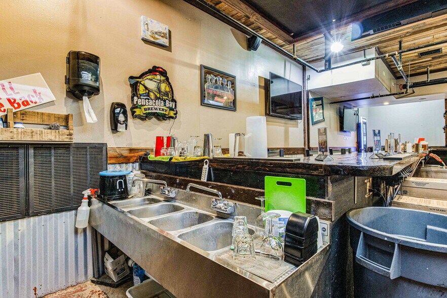 More Photos Of 131 New Warrington Rd, Pensacola Restaurant For Sale