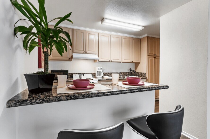 More Photos Of 947 W 30th St, Los Angeles Apartments For Sale