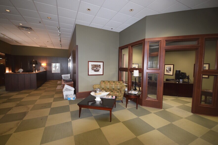 More Photos Of 5 Statehouse Plz, Little Rock Office For Sale