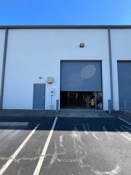 More Photos Of 8982-9050 Hornbaker Rd, Manassas Warehouse For Lease