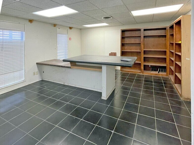 More Photos Of 5031 E Admiral Pl, Tulsa Warehouse For Sale