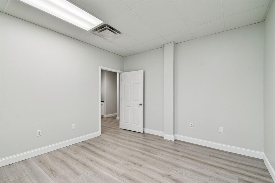 More Photos Of 5404 Hoover Blvd, Tampa Medical For Sale