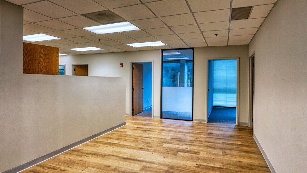 More Photos Of 9755 Dogwood Rd, Roswell Office For Lease