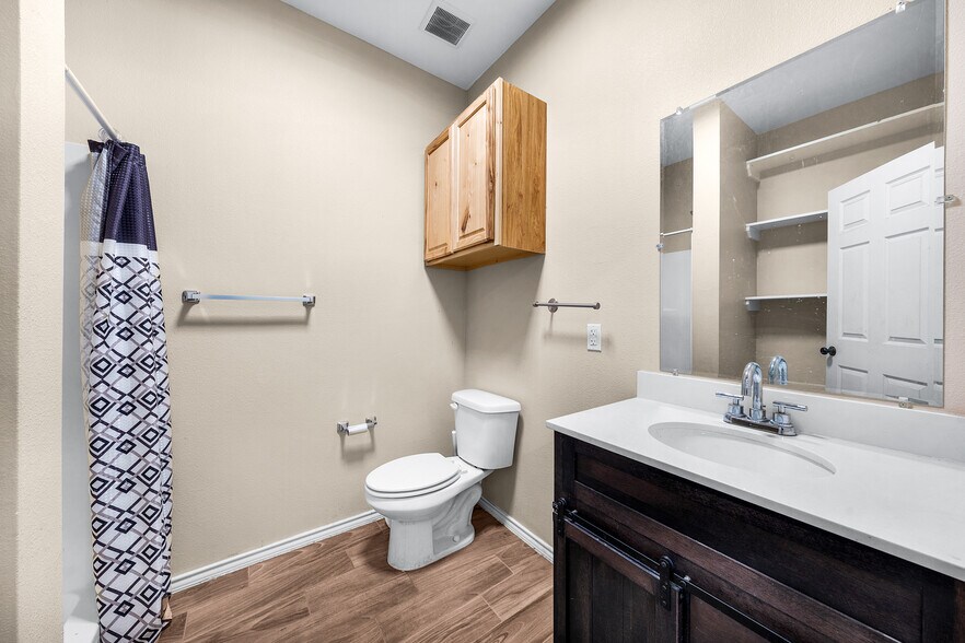 More Photos Of 11639 E US Highway 175, Kemp Flex For Lease