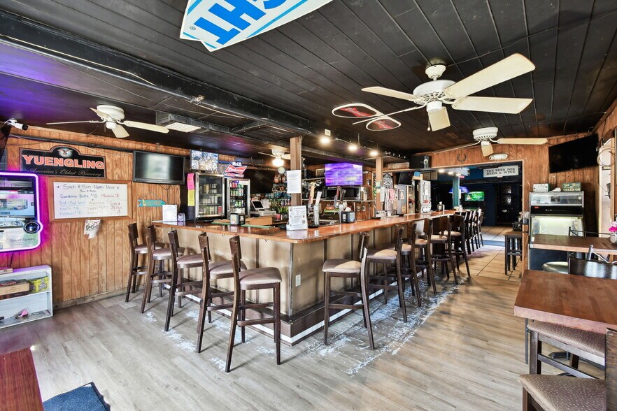 More Photos Of 3007 6th St S, Saint Petersburg Bar For Sale