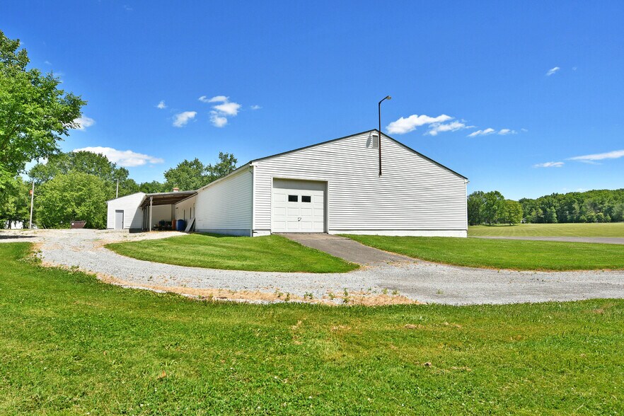 More Photos Of 4085 Herner County Line Rd, Southington Showroom For Sale