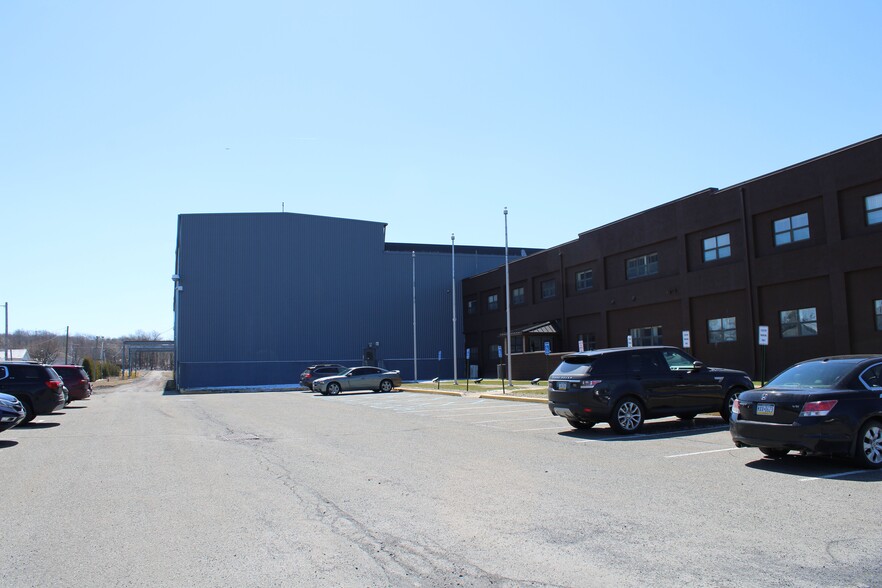 Primary Photo Of 101 Carleton Ave, Hazleton Manufacturing For Sale