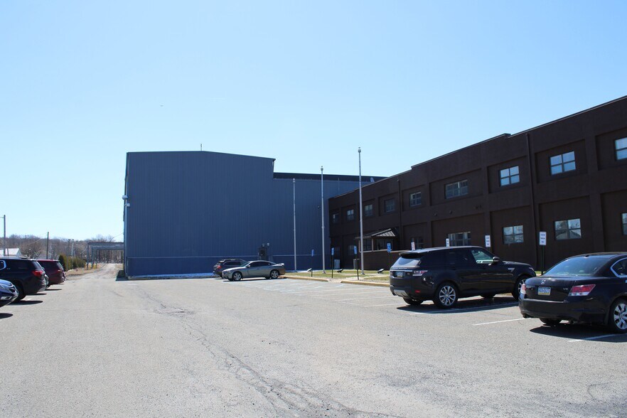 More Photos Of 101 Carleton Ave, Hazleton Manufacturing For Lease